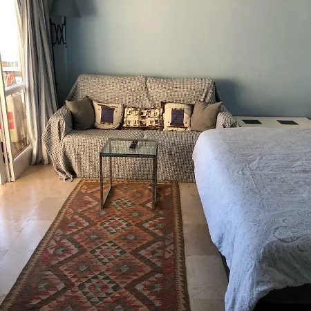 Central Studio Apartment *